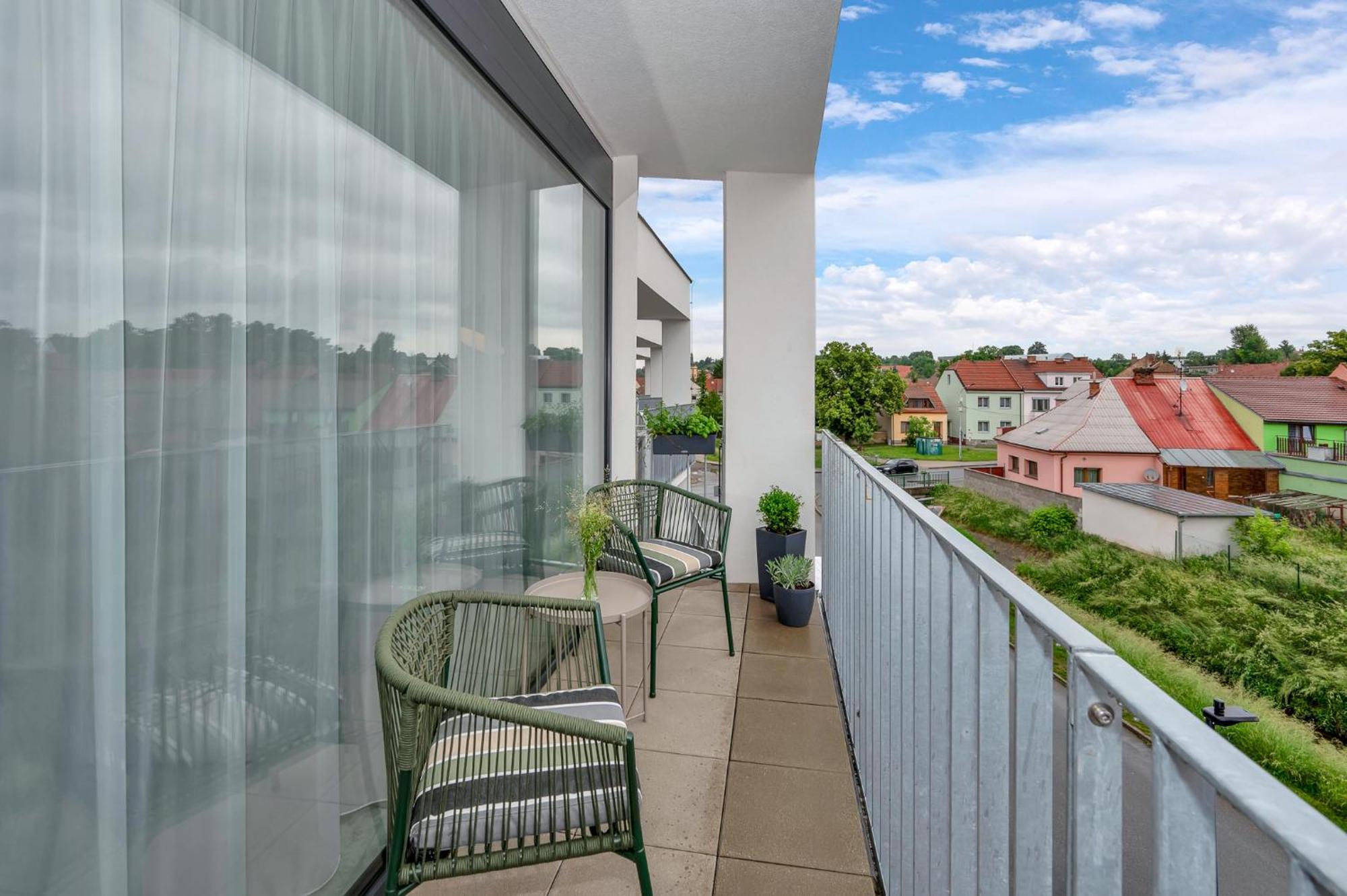 Fully Equipped Apartments With Terraces, Free Garage Parking, Netflix & Ac - By Apartmany Slapanice Cz Exterior photo