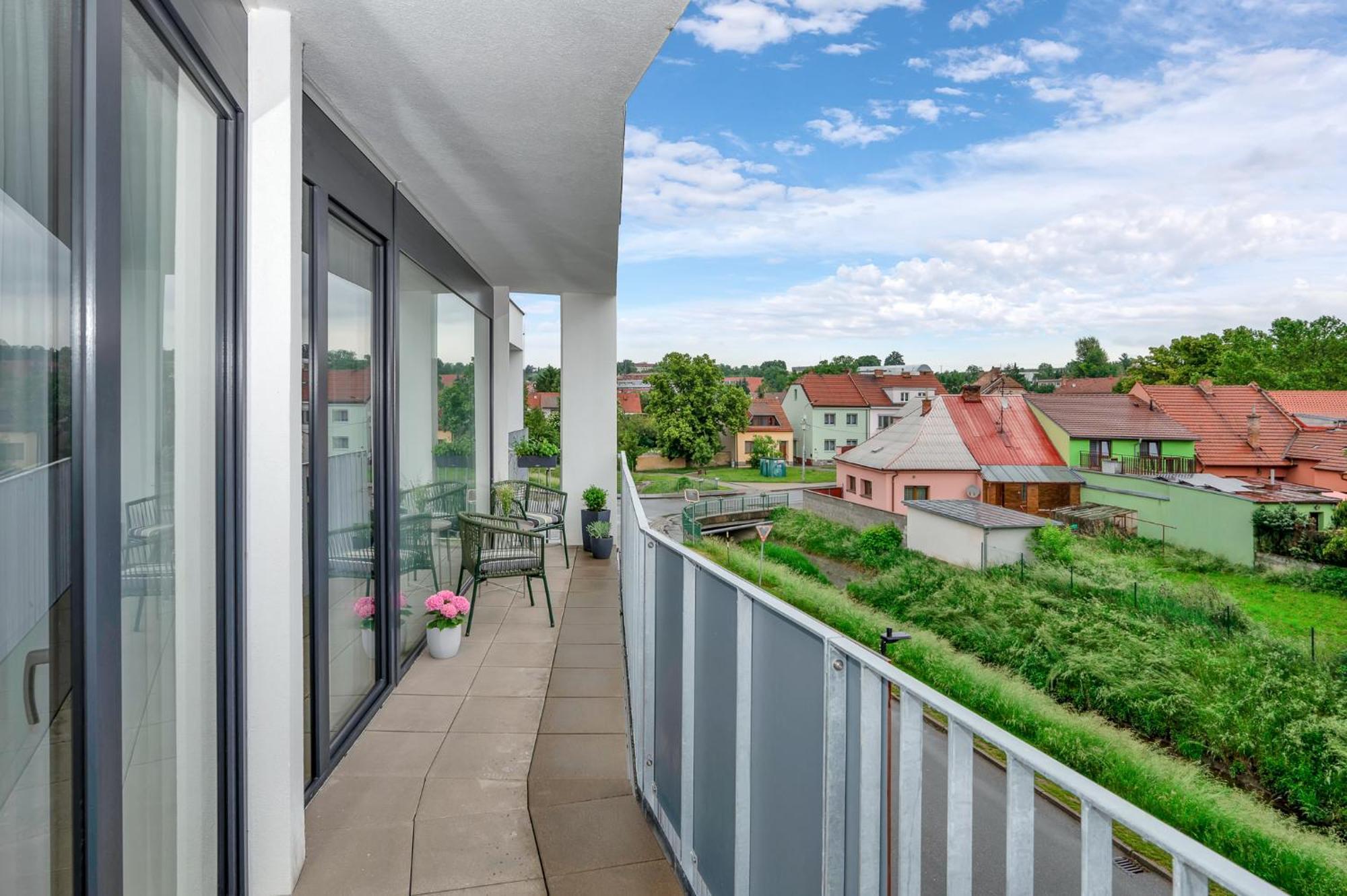 Fully Equipped Apartments With Terraces, Free Garage Parking, Netflix & Ac - By Apartmany Slapanice Cz Exterior photo